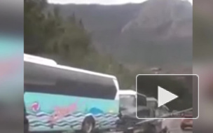 Видео из Крыма: легковушка протаранила автобус "Артека"