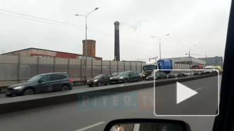 В Василеостровском районе на мосту Бетанкура застряла фура. Собралась огромная пробка