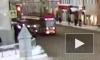 Неадекватная женщина остановила движение трамваев у метро "Площадь Ленина"