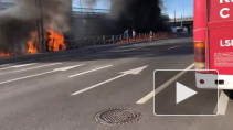 Видео: на Пискаревском проспекте горит автомобиль