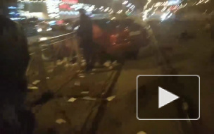 В Петербурге автомобиль влетел в трамвайную остановку, погибла женщина