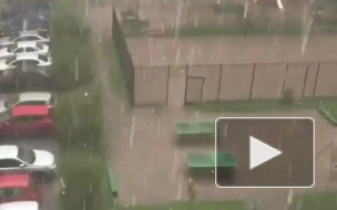 Петербуржцы делятся видео сильного града на севере города