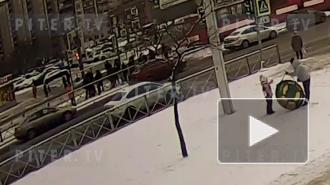 Появилось видео того, как автомобиль в Петербурге въехал в пешеходов