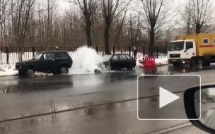 На Авиационной улице из-под пожарного гидранта забил гейзер