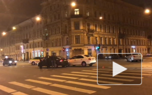 Видео: На Литейном проспекте столкнулись две иномарки