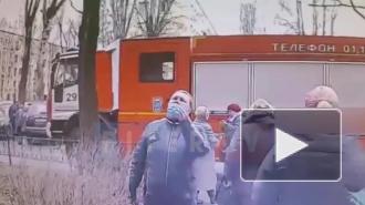 Сотрудники полиции дежурят у дома в Колпино, в котором мужчина взял детей в заложники