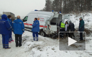 В Свердловской области грузовик протаранил "скорую", которая перед этим попала в ДТП с легковушкой