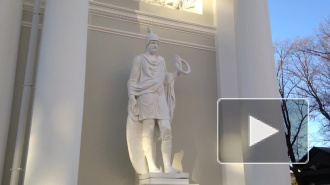 Видео: рабочие установили статуи воинов на павильон Аничкова дворца