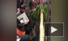 Видео: мужчина решил сэкономить на доставке и повез огромную пальму в метро