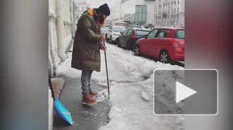 Видео: Иван Ургант расколол лед у Мариинского театра