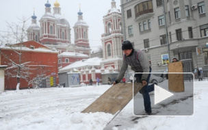 Новый снегопад в Москве опять вызвал транспортный коллапс