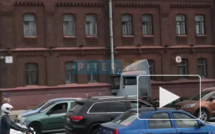 Видео: на Свердловской набережной перевернувшаяся фура создала утренние пробки