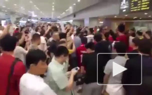 Халк уже прилетел в Китай с большим чемоданом для денег