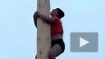 Появилось видео падения девушки с масленичного столба ...