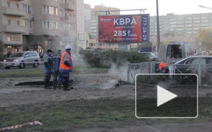 Коммунальщики не могут устранить прорыв теплосети на Варшавской улице уже несколько часов