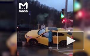 В Сочи Lamborghini на скорости врезался в дорожное ограждение