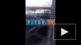 В Колпино на ходу загорелся контейнер на мусоровозе (видео)