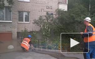 Видео: жители дома на Пражской не могут выйти из подъезда из-за разлива горячей воды