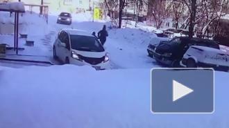 В Новосибирске снежная глыба упала на машину с людьми
