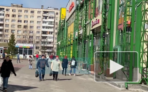 Возле ТЦ "Ока" в Колпино заметили нарушителей самоизоляции