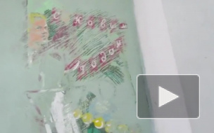 Жители Петербурга пытаются восстановить новогоднее граффити Паши Каса