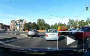 Видео: начинающий водитель сбил велосипедиста на Выборгском шоссе