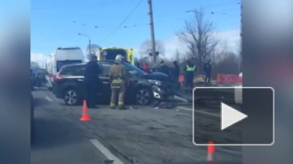 Жуткое видео из Петербурга: в крупном ДТП на Петергофском погиб человек