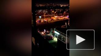 В жилом доме на Космонавтов горит утеплитель внутри вентфасада