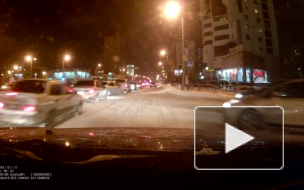На улице Курчатова в Петербурге неосторожный водитель чуть не устроил ДТП