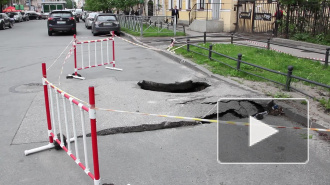 На Васильевском острове прорвало теплотрассу. Местные жители остались без горячей воды