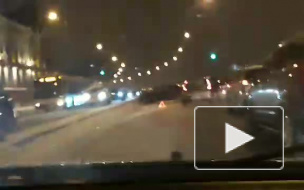На Арсенальной набережной автомобиль въехал в ограждение