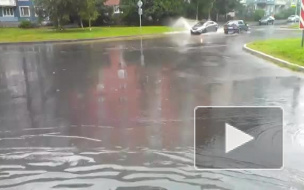 Вода из канализации затопила проспект Королева во время дождя
