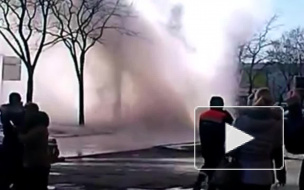 Тамбовскую улицу в Купчино заливает кипятком из-за прорыва трубы