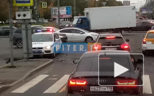 Видео: На проспекте Космонавтов иномарка столкнулась с "Газелью" и вылетела на пешеходную часть