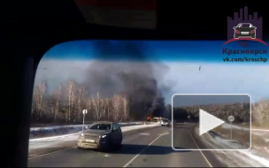 Видео: под Красноярском после ДТП сгорела фура