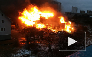 В поселке Новоселье Ленобласти загорелись два дома 