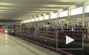 Полиция выясняет личность мужчины, который прыгнул сегодня под колеса поезда петербургского метро и убежал в тоннель