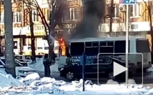 Видео: в Тольятти старенький ПАЗик сгорел на улице Дзержинского