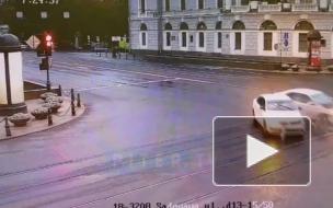 В центре Петербурга иномарка "пролетела" на красный свет и врезалась в такси 
