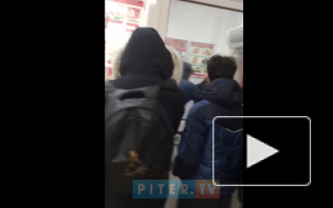 На улице Даниила Хармса неизвестные ограбили "Магнит" и разбили дверные стекла