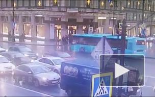Видео: водитель "Шкоды" не пропустил автобус на Невском 