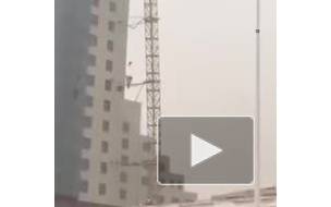 Очевидец снял падающий кран в Китае