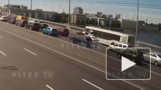 На Володарском мосту в Петербурге загорелся автобус: видео