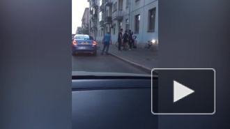 Видео: на Новочеркасском проспекте мужчина с "розочкой" пытался разогнать велосипедистов