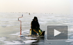 Лед Финского залива трещит под рыбаками-каскадерами 