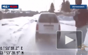 Видео: Иркутский полицейский бегом догнал автомобиль с нарушителем