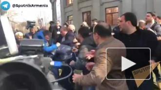 Оппозиционеры подрались со сторонниками Пашиняна в Ереване