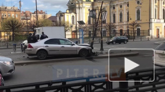 Видео: автомобиль врезался в столб на Владимирской площади