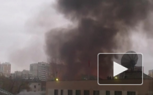 Появилось видео горящего барака около Южного вокзала Екатеринбурга