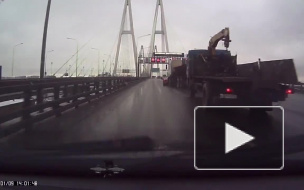 В Петербурге на вантовом мосту водителю чудом удалось избежать аварию 
